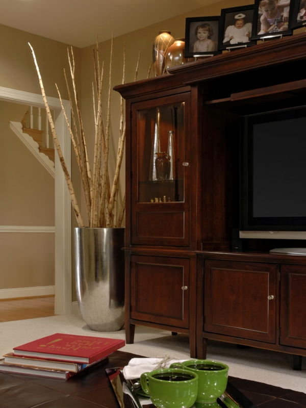 soggiorno in legno-con-bambù-decorazione-armadio