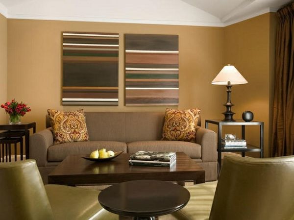 Vardagsrum med ockra väggfärg och moderna möbler