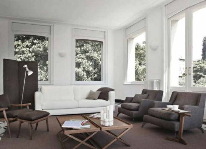 obývacia izba-s-mnohými-windows-a-múry farba šedá