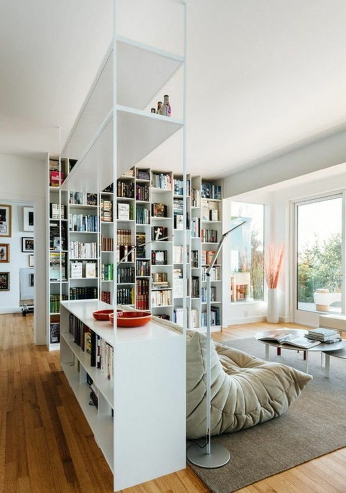 living si hol-in-1-apartament cu o cameră-opisch-separare podea partiție raft-confortabile din lemn canapea-covor-ferestre-la-picioare podea masă lampă-rotund de cafea