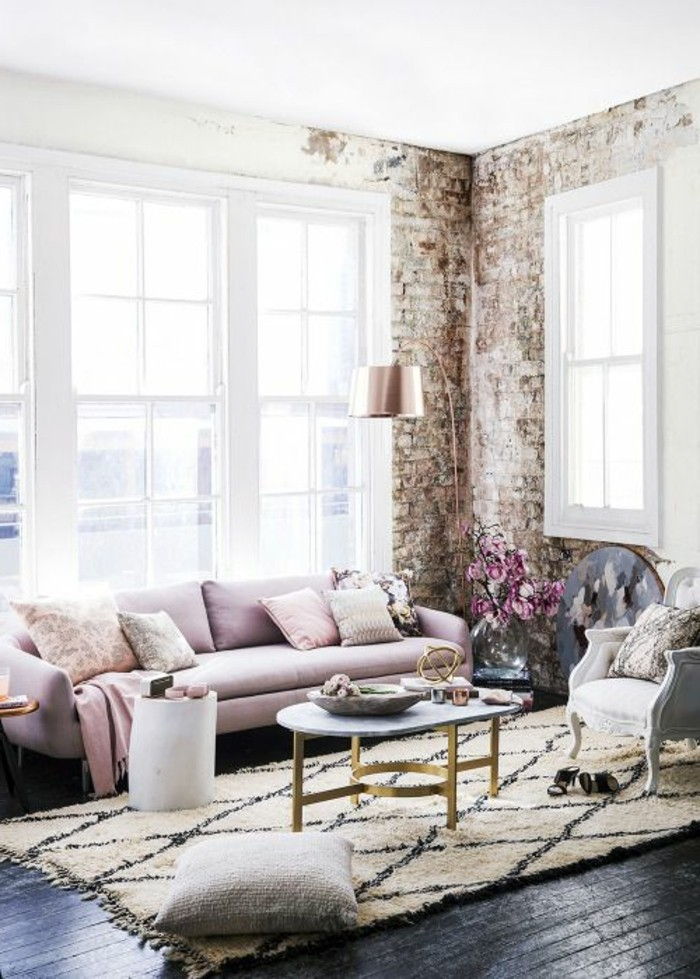 vardagsrum årgång stenmur rosa soffa-stol-vit oval-table-mönster matt svart bottenvåningen lampa färger designen väggar