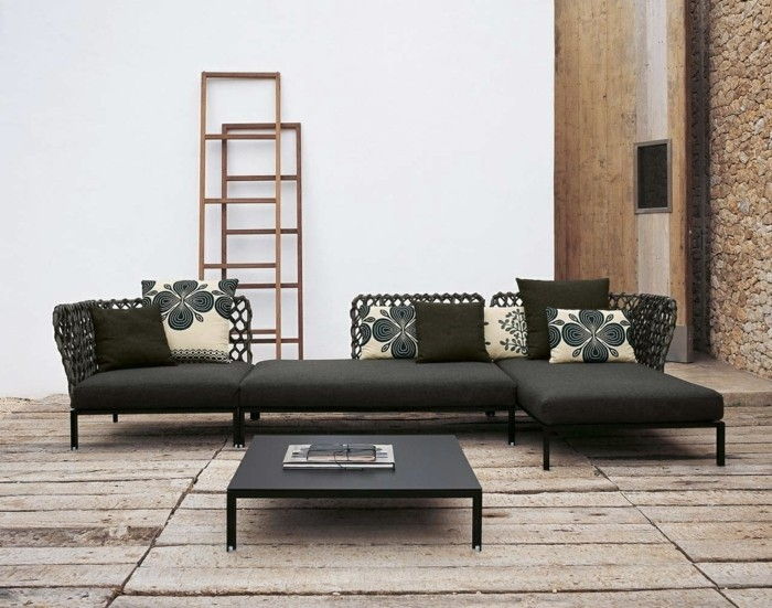 living mobilier-negru-canapea-și mai mici-cuib de masă