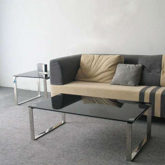 stue table-of-glass-ved-a-chic sofa