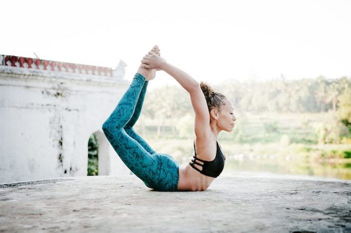 Lär dig yoga i Indien, brev O-position, ligga på magen, bygga med gammalt gips