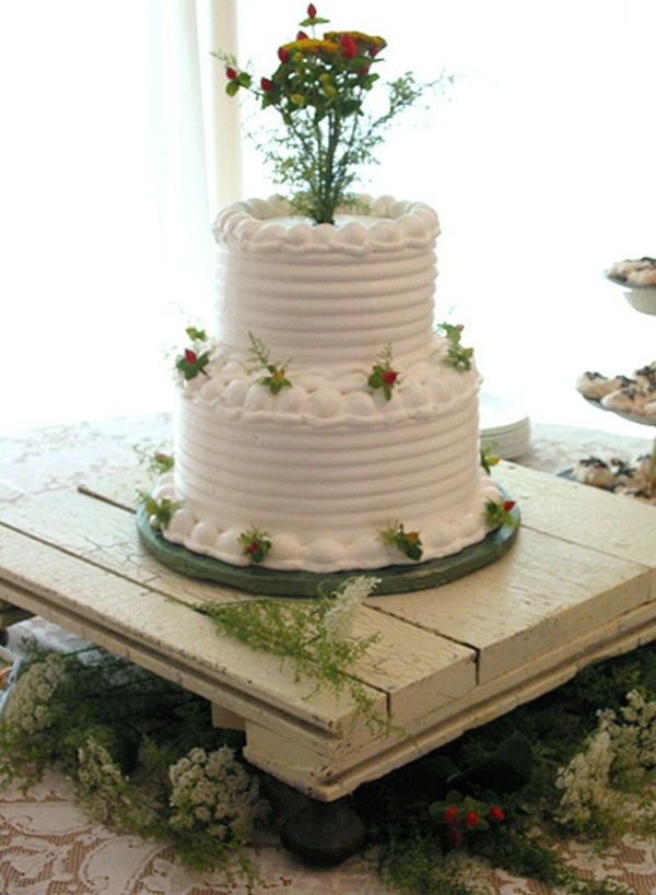 firande av träbröllop - vit kaka med blommor dekorera