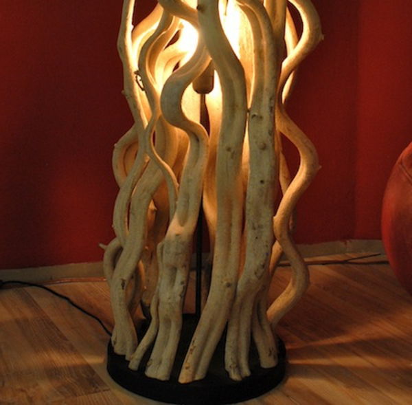 schlne stolná lampa z Driftwood