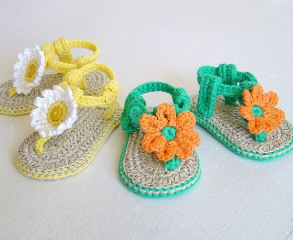 sapatos-grande-ideias-para-Häkeleien maravilhosas baby-sandálias-com-flores-crochet-grande-design-crochet-bebê
