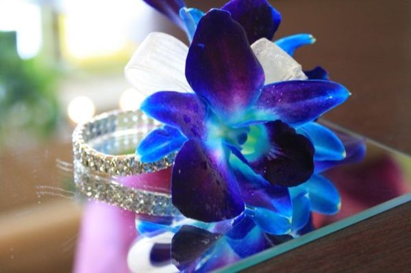 nuostabus mėlynas-blumenmdeko-su-orchidėja-gėlių dekoracija-Hochzeitsdeko