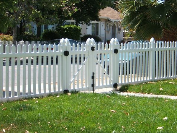 minunat gard de lemn alb în grădină