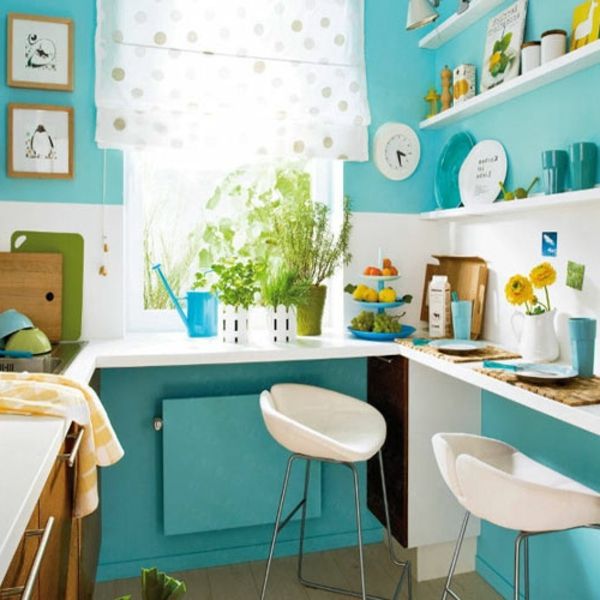 nádherné-kuchyňa s-tyrkysovej farby na stene-bielo-police
