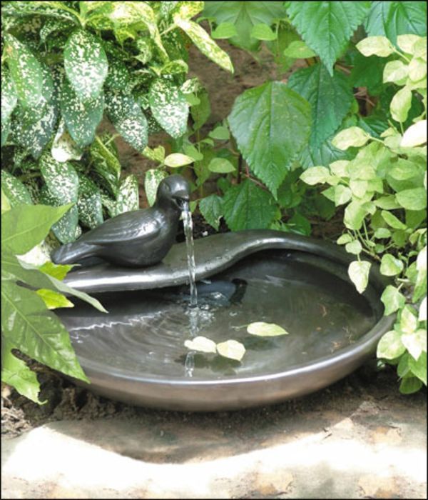 prachtige fontein-solar-in-tuin-duif