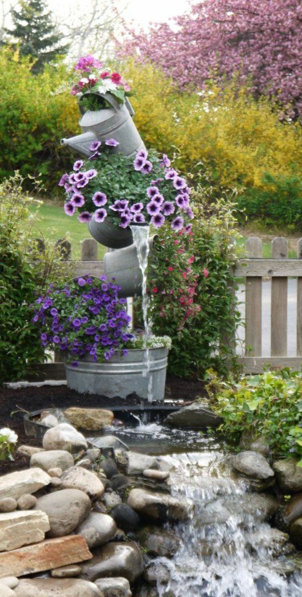 dekorativni cvetovi in ​​tekoča voda za sodoben vrt