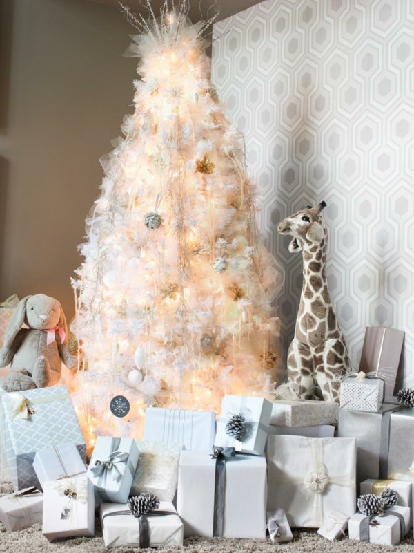 güzelce dekore köknar ağacı, beyaz ve birçok hediyeler