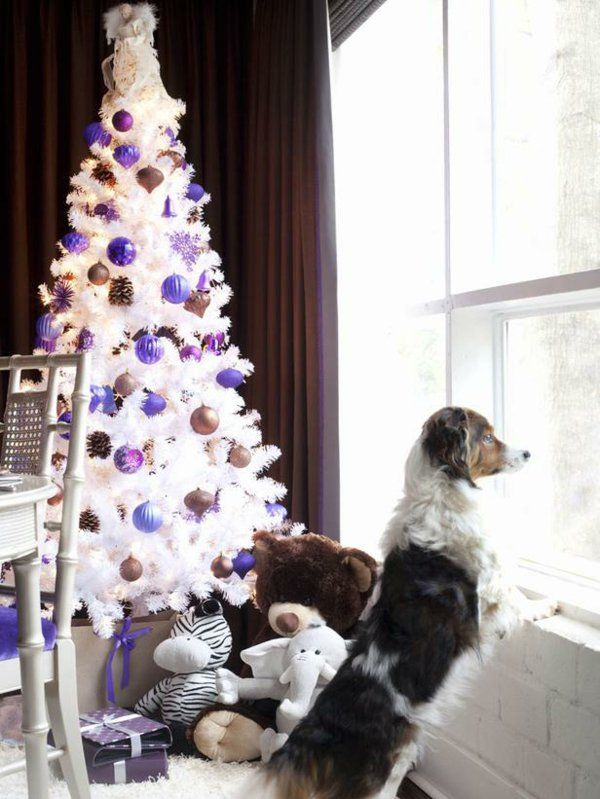 güzelce dekore Noel Ağacı-yapay-mor-oyuncak-köpek-Pencere Noel atmosfer