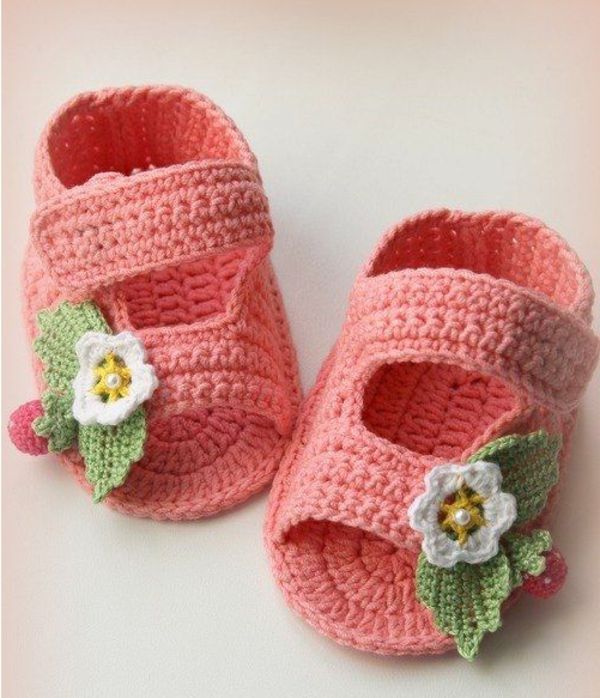 sapatos bela-bebê - com-flores-crochet --- belas-idéias-crochet-de-baby-crochet-grande-design-häkeln-