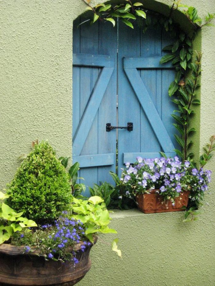 belle persiane blu Fiore muro verde
