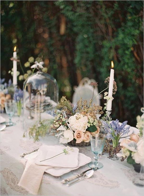 vacker och elegant-Hochzeitsdeko-med-blommor och ljus