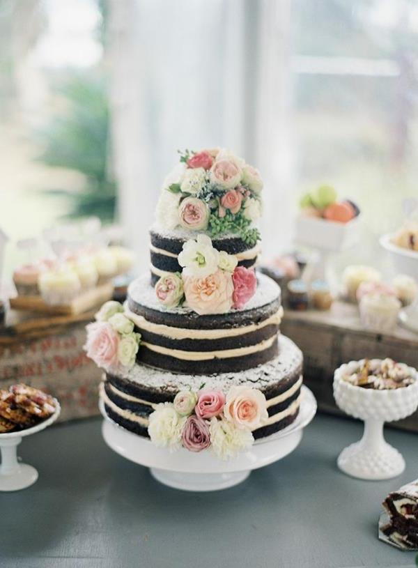 vacker och elegant-Hochzeitsdeko-med-dekorerad tårta
