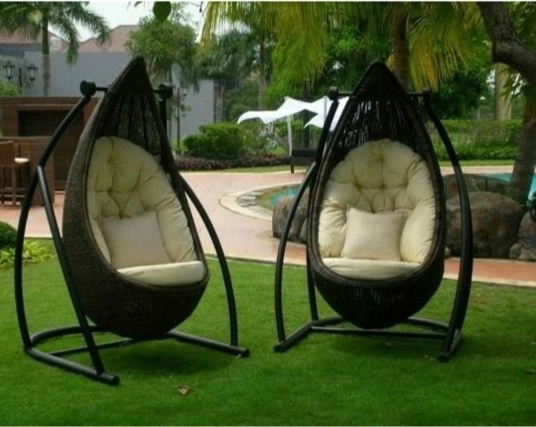 elegant-rotan hangstoel-on-the-grass-in-your-tuin