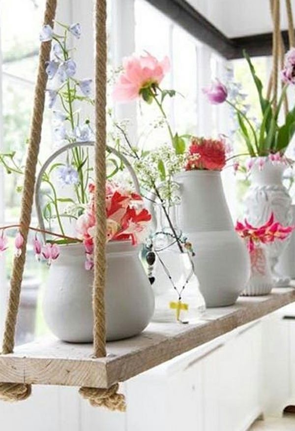 vacker-fönster-dekoration-vit-design-mjuka blommor