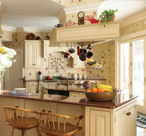 lepa francoska hiša iz kuhinje dve leseni barski štedilniki