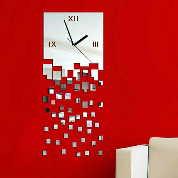 krásne moderné nástenné hodiny s prácou fascinujúci dizajn červené steny