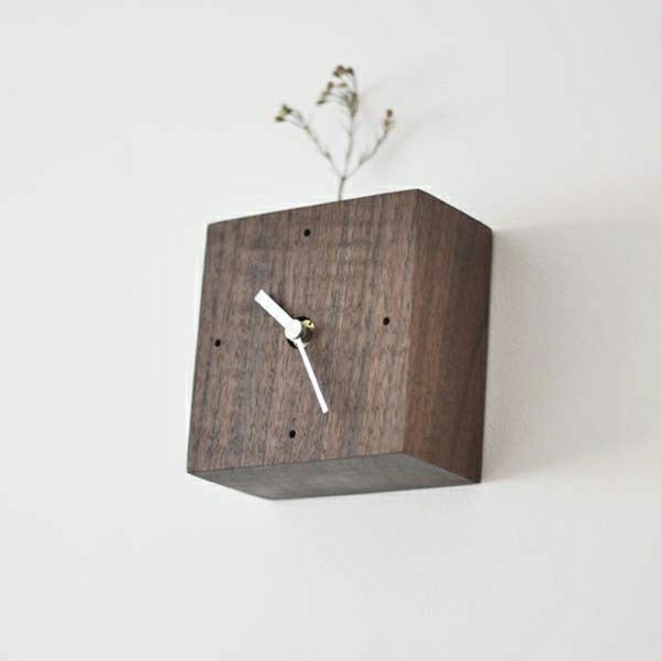 krásne moderné nástenné hodiny s prácou fascinujúcim prevedení z dreva