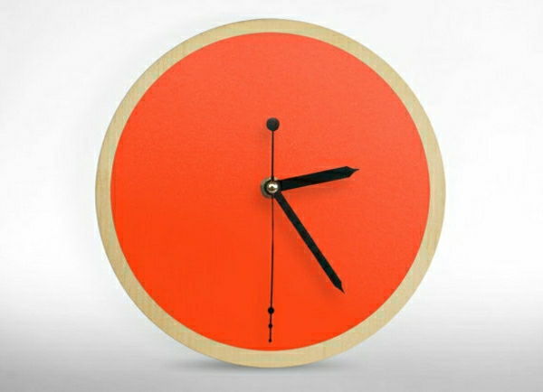 krásne moderné nástenné hodiny s prácou fascinujúci dizajn v oranžovej