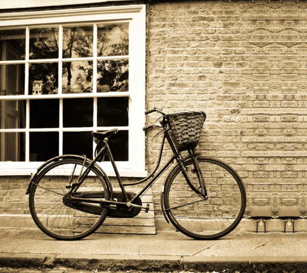 vakre retro sykler - en modell foran en murvegg