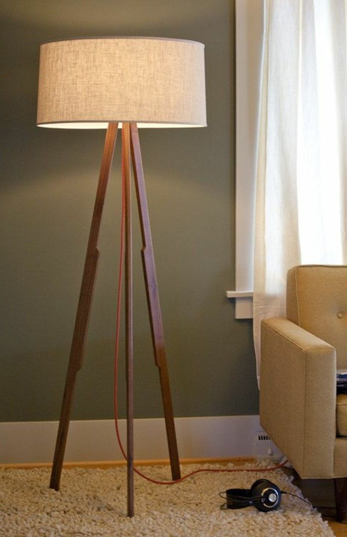 Krásna samostatne stojaca lampa-in-útulnom izbe