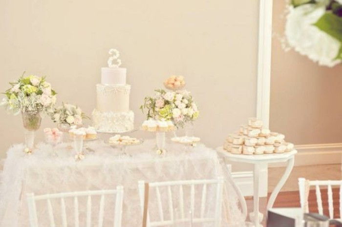 vakker-dåp-deco-elegant hvit-kake-vakre-stoler
