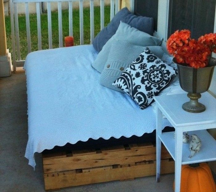 belo design-terraço-com-um-pequeno-doce-sofá-of-euro paletes