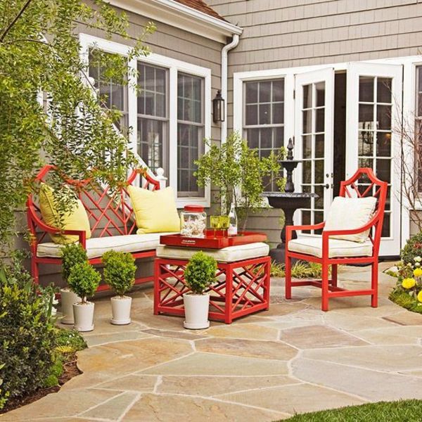 prachtige tuin decoreren interessante meubels in rode kleur