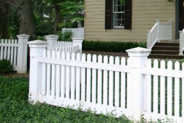 lepa vrtna ograja v beli barvi iz lesa Garden oblikovanje