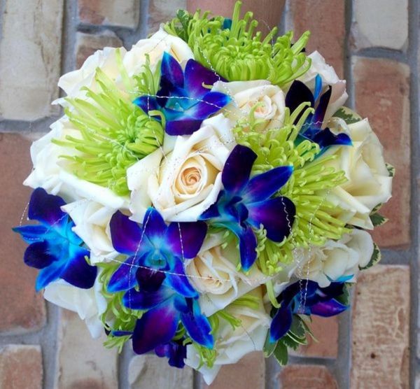 graži-brautstrauß-su-mėlyna orchidėja-ir-balta-rožių