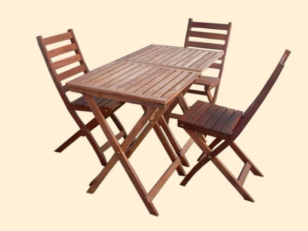 lepo, moderno usmerjene-miza-za-balkona-zanimivo-leseno-modelov-s-stoli-belo-ozadje