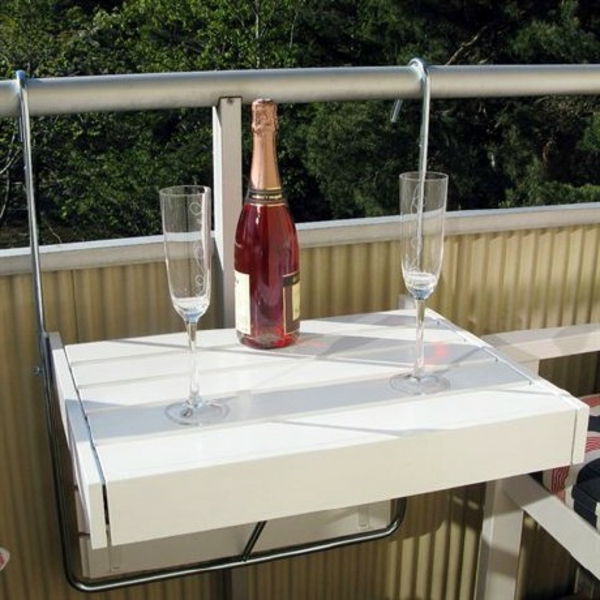lepa, moderna-videti-miza-za-balkon-malo-sladko-model v belo barvo