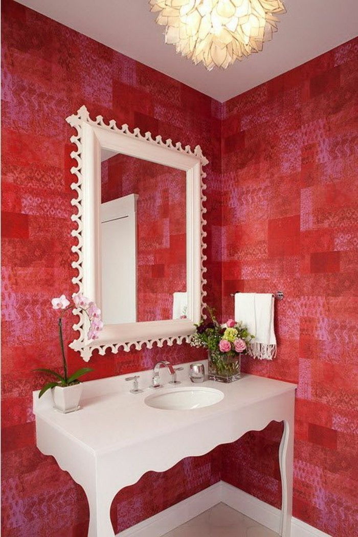 lepa-ogledalo-z-belo-okvir-to-the-stene-v-malem-kopalnica-umivalnika ploščo