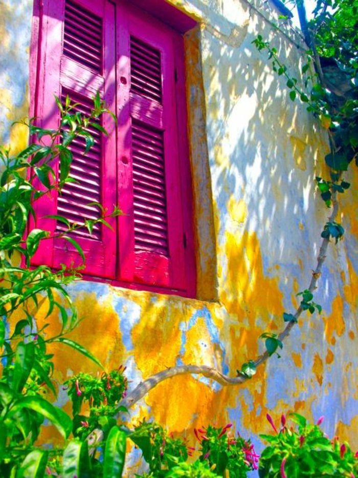 bella immagine Anafiotika-Atene-Grecia-finestra chiusa-persiane-ciclamino colore