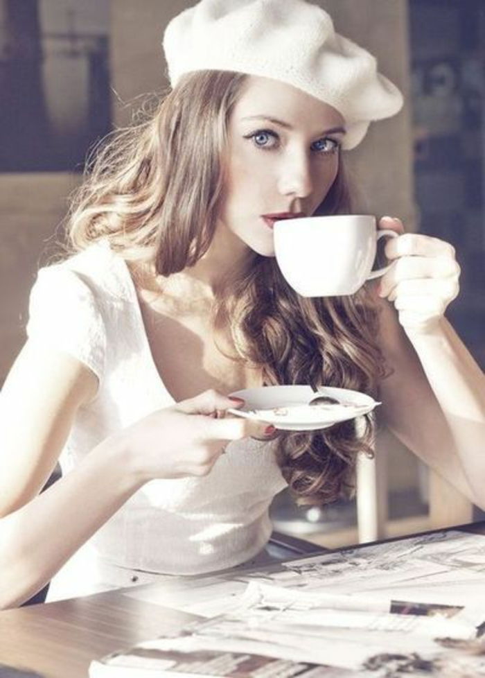 frumoase nuanțe-foto moale fată albă-Beret pălărie franceză-hat-chic-modern-clasic model de baut cafea