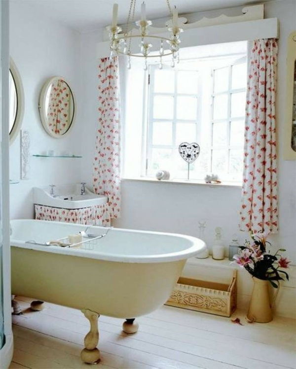vakre bad med retro ser interessante gardiner og elegante lysekroner