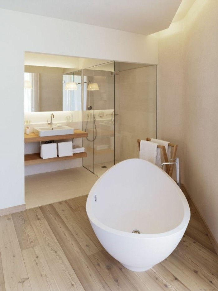 vacker-baddesign-stor-vit-badkar-stor-modell