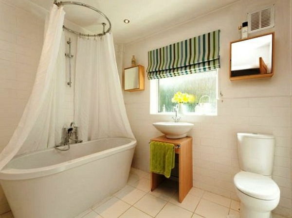 krásne kúpeľňové závesy s malými oknami - biela vaňa