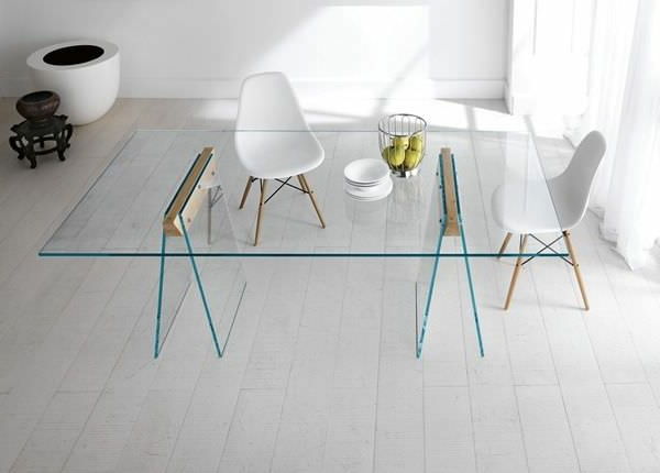 vakker-spisestue-med-en-designer-table-of-glass