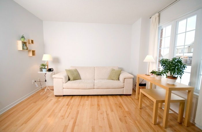 elegantna bela kavč - z dvema meta blazinama - majhna dnevna soba