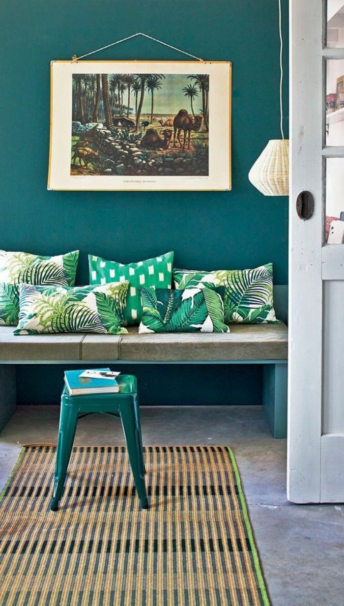 vacker-living-färg väggbensin turkosa kuddar-on-the-soffan