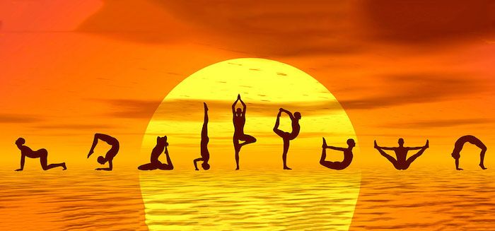 Hatha Yoga, ni mannlige figurer som viser forskjellige stillinger, modellerer kroppen, mørke skyer, gul-oransje himmel