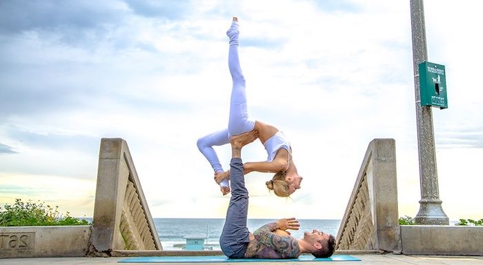 Yoga Vidya-oefeningen van vertrouwen, twee gelukkige jonge mensen glimlachen, stenen trappen met een pilaar met een groene peer, Реттунгсстелле