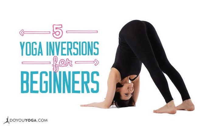 Fem øvelser for yoga-nybegynnere, posisjonering av armer på bakken, berøring av bakken med føtter, dressing i svart fra hode til tå