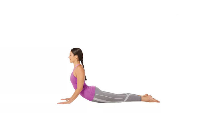 Bhujangasana posisjon, legg kroppen med magen til bakken, strekk bena bakover, støtte kroppen med armer